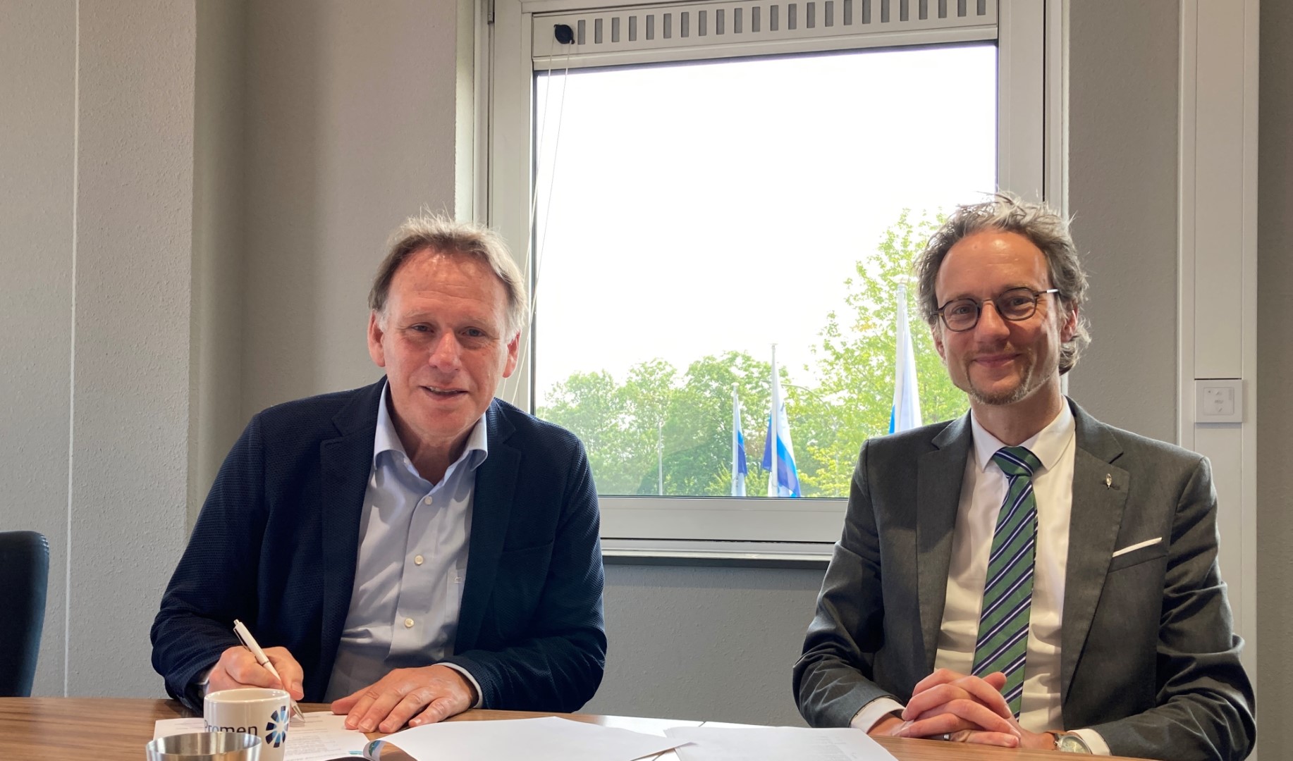 Op de foto: Frank Rossel (directeur Promen) en Thierry van Vugt (voorzitter streekarchief) ondertekenen de dienstverleningsovereenkomst. Foto: T. Pranger