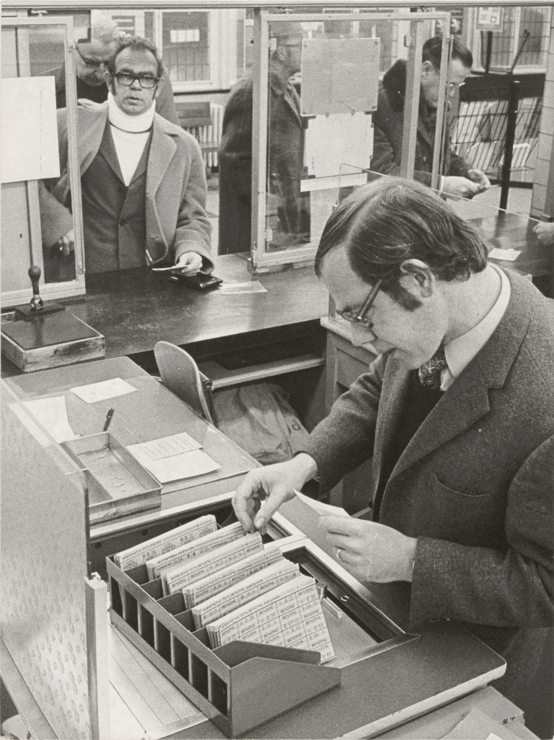 Klanten in het postkantoor in Gouda, 1973. Foto Goudsche Courant/Martin Droog